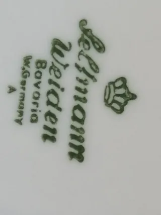 Teiera in porcellana con decori floreali