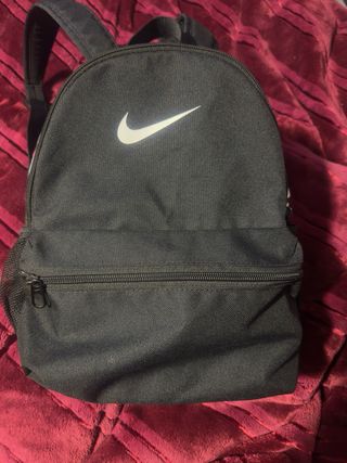 Mochila Nike pequeña negra