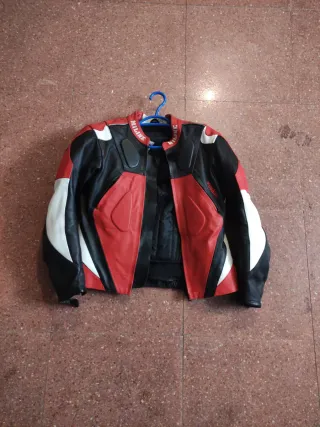 Chaqueta de moto cuero roja y negra