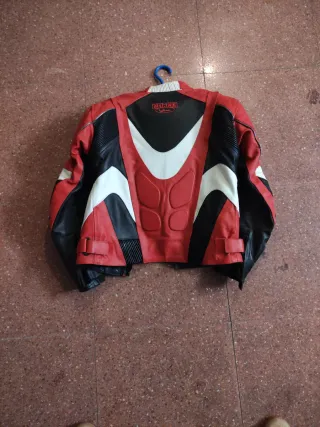 Chaqueta de moto cuero roja y negra