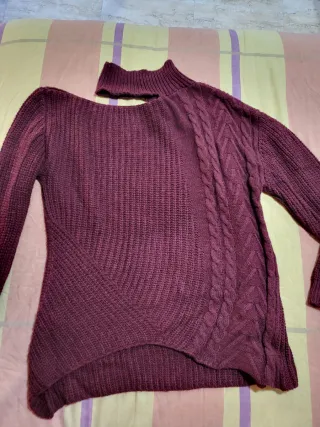 Jersey punto asimétrico en color burdeos