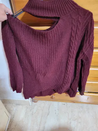 Jersey punto asimétrico en color burdeos