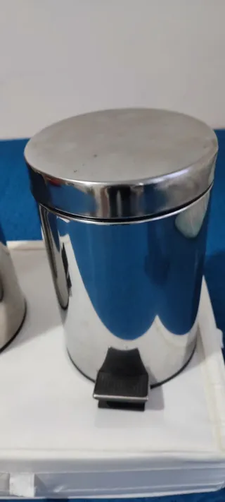 Papeleras de baño plateadas