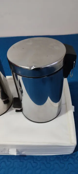 Papeleras de baño plateadas