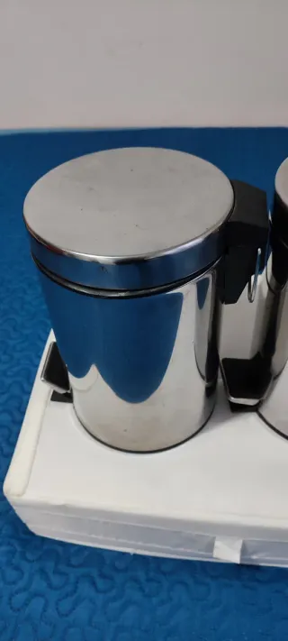 Papeleras de baño plateadas