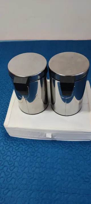 Papeleras de baño plateadas