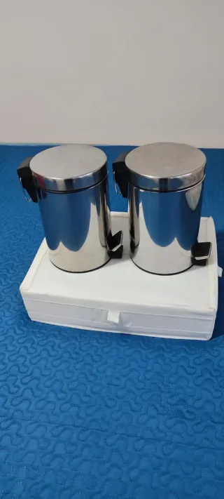 Papeleras de baño plateadas