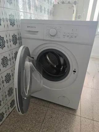 Lavadora blanca en perfecto estado