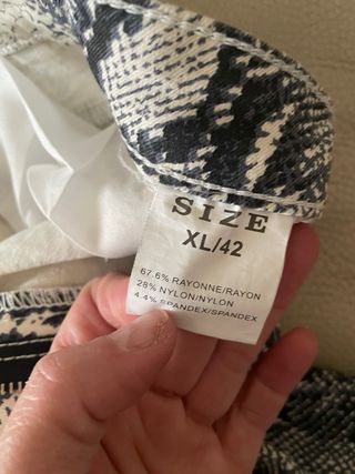 Pantalón estampado serpiente