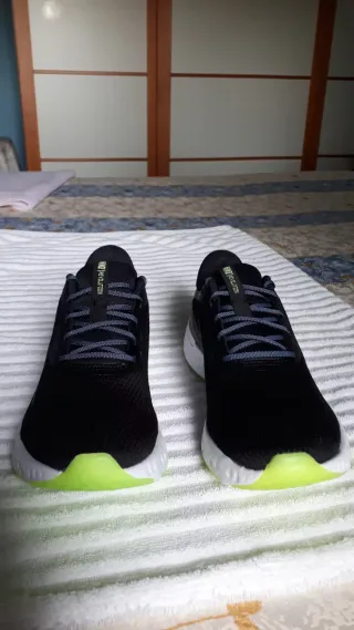 Zapatillas Nike Revolution Negras y Verdes