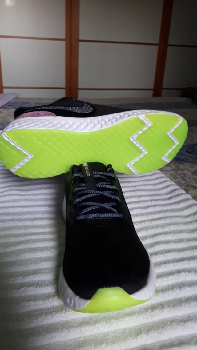 Zapatillas Nike Revolution Negras y Verdes