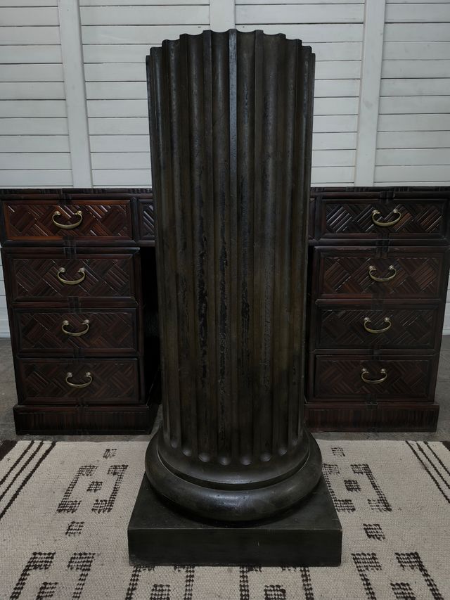 Peana de madera antigua.