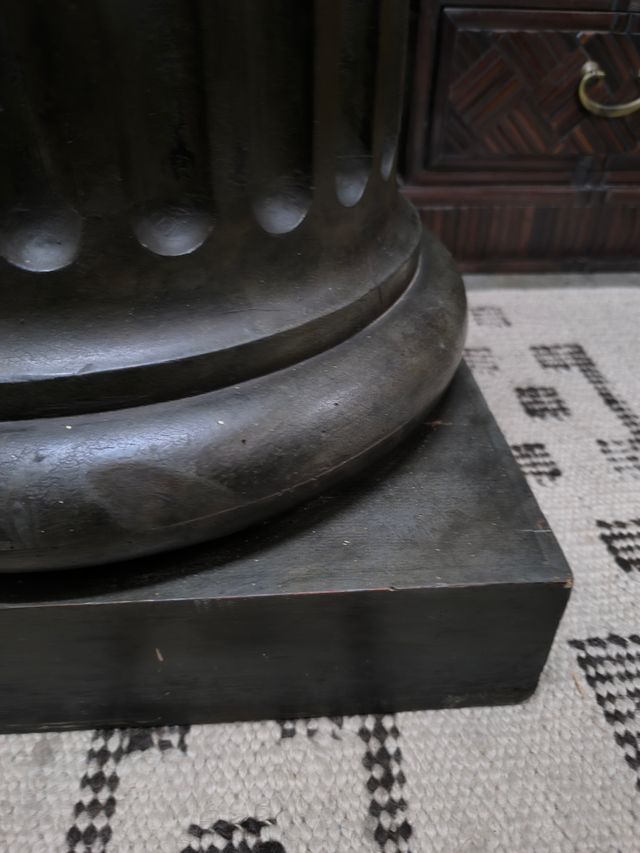 Peana de madera antigua.