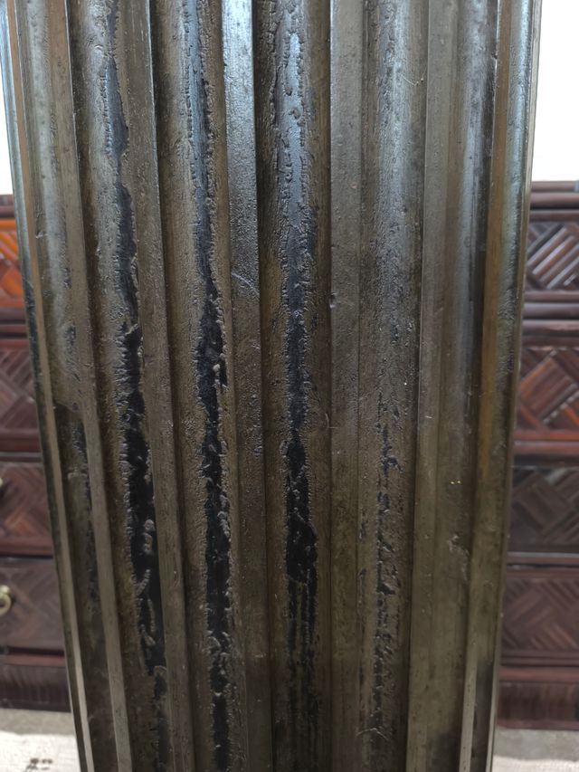 Peana de madera antigua.