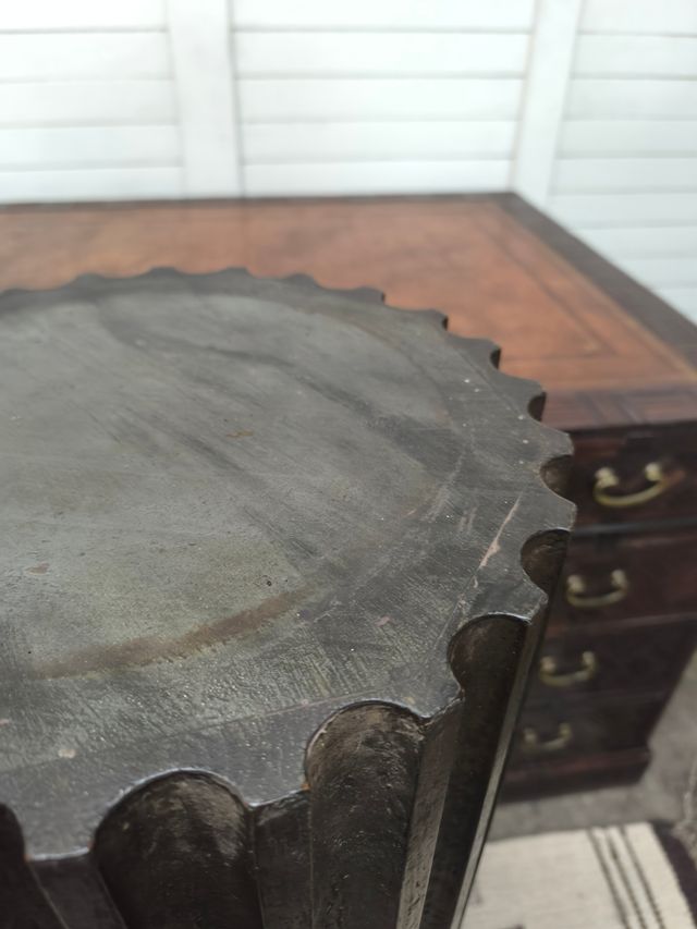 Peana de madera antigua.