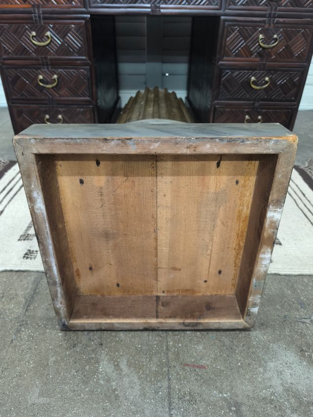 Peana de madera antigua.