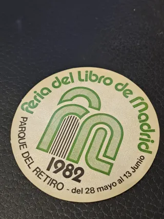 Pegatina Feria del Libro Madrid 1982. Sin despegar