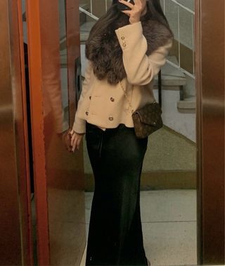 Americana beige con cuello de pelo