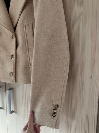 Americana beige con cuello de pelo