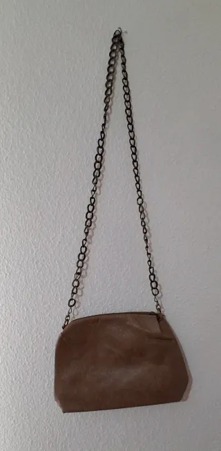 Bolso de piel con cadena. 30x18cm. 70cm largo