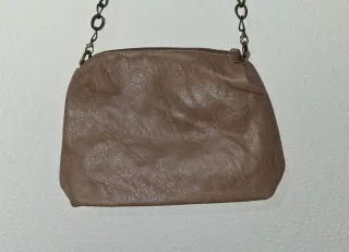 Bolso de piel con cadena. 30x18cm. 70cm largo