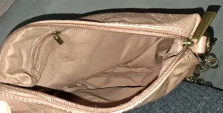 Bolso de piel con cadena. 30x18cm. 70cm largo