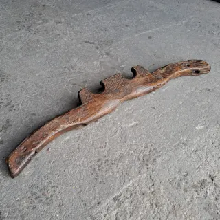 Yugo de madera tallada