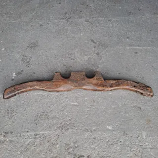 Yugo de madera tallada