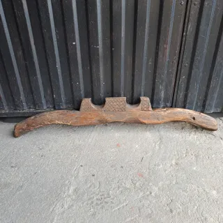 Yugo de madera tallada