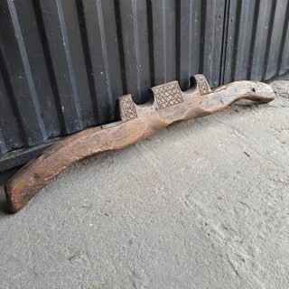 Yugo de madera tallada