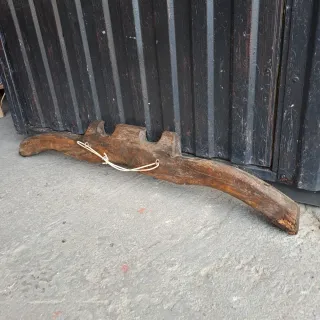 Yugo de madera tallada