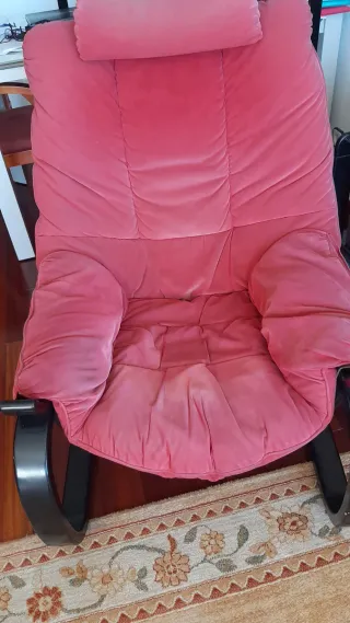 Sillón cómodo rosa de terciopelo