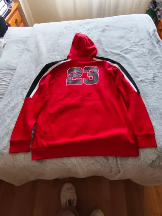 Sudadera roja con número 23