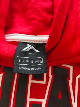 Sudadera roja con número 23