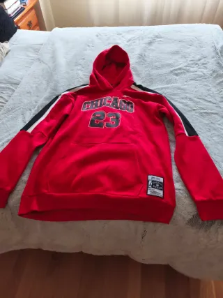 Sudadera roja con número 23
