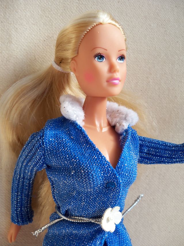 MUÑECA STEFFI LOVE CON ROPA BARBIE