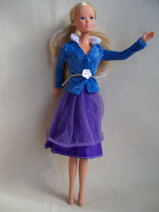 MUÑECA STEFFI LOVE CON ROPA BARBIE