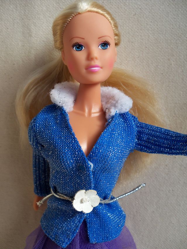 MUÑECA STEFFI LOVE CON ROPA BARBIE