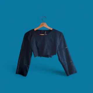 Blusa crop top azul marino flores