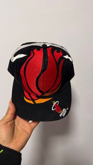 Gorra Miami Heat Negra y Roja vendo o Canbio