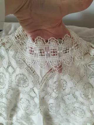 Blusa de encaje cruda