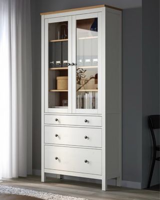 Vitrina blanca con cajones y cristal