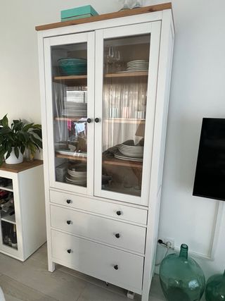 Vitrina blanca con cajones y cristal