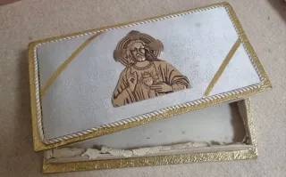 Caja antigua Cristo metal y relieve