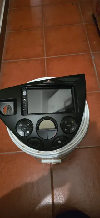 Pantalla Ford Focus MK1 con marco