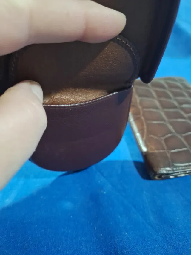 Cartera y billetera de cuero marrón