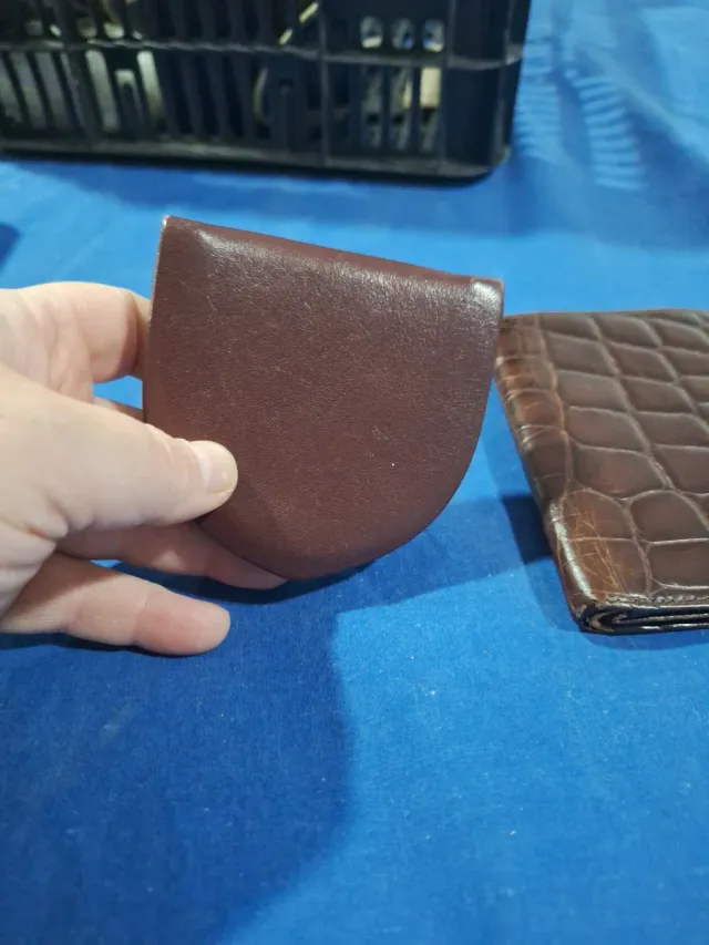 Cartera y billetera de cuero marrón