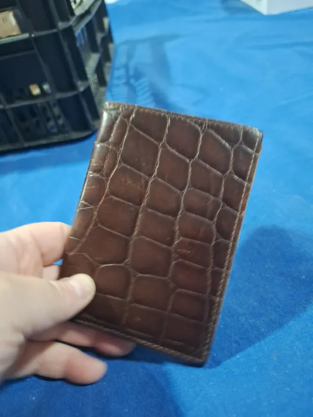 Cartera y billetera de cuero marrón