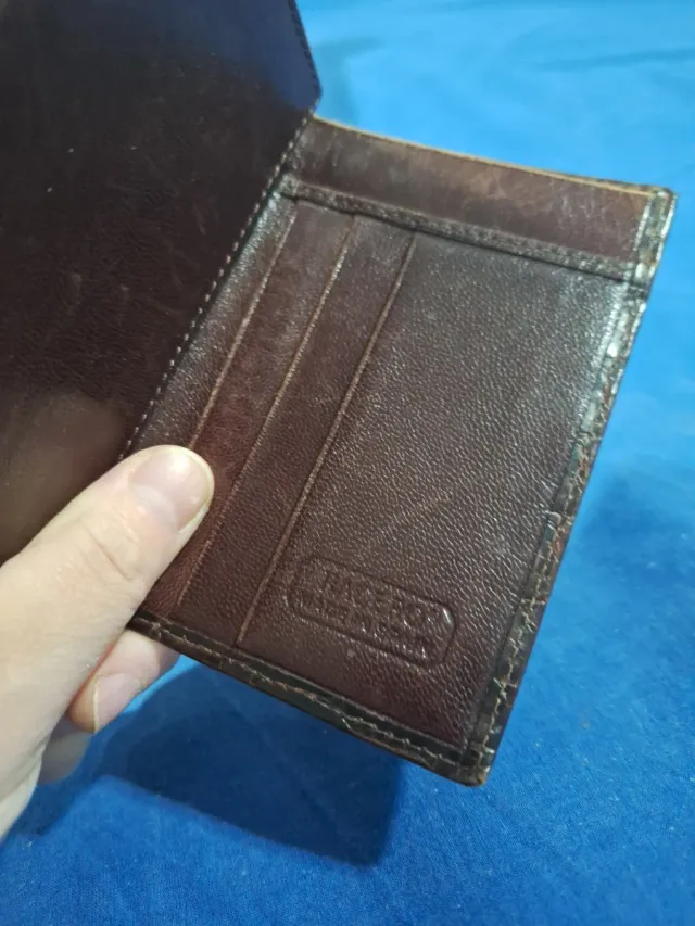 Cartera y billetera de cuero marrón