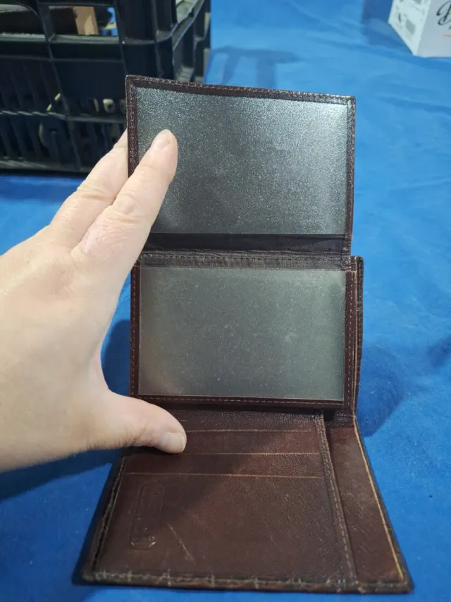 Cartera y billetera de cuero marrón